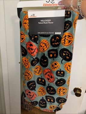 NWT Halloween-fall velvet feel plush throw 50x60 inches beautiful color
